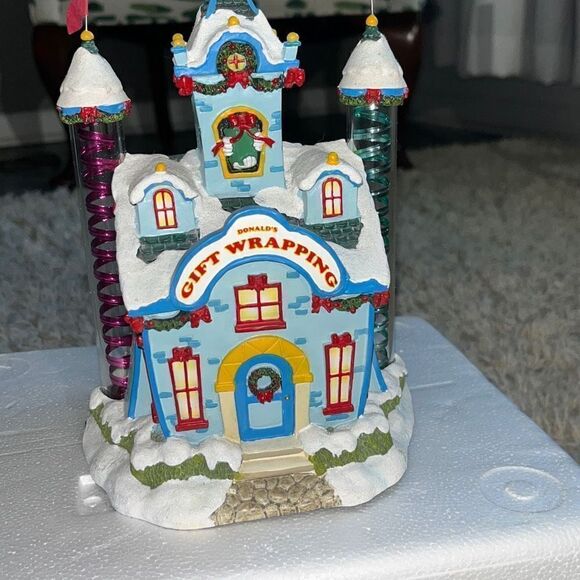 2008 Hawthorn Village, Disney Donald's Gift Wrapping A0909 - Picture 2 of 16